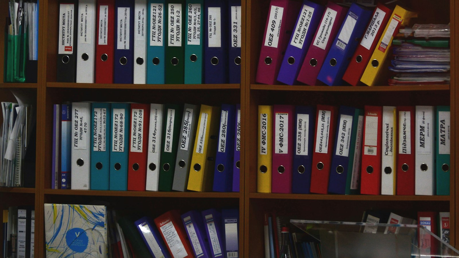 Kod etiketli kalite klasörlerinin dizildiği doküman rafı