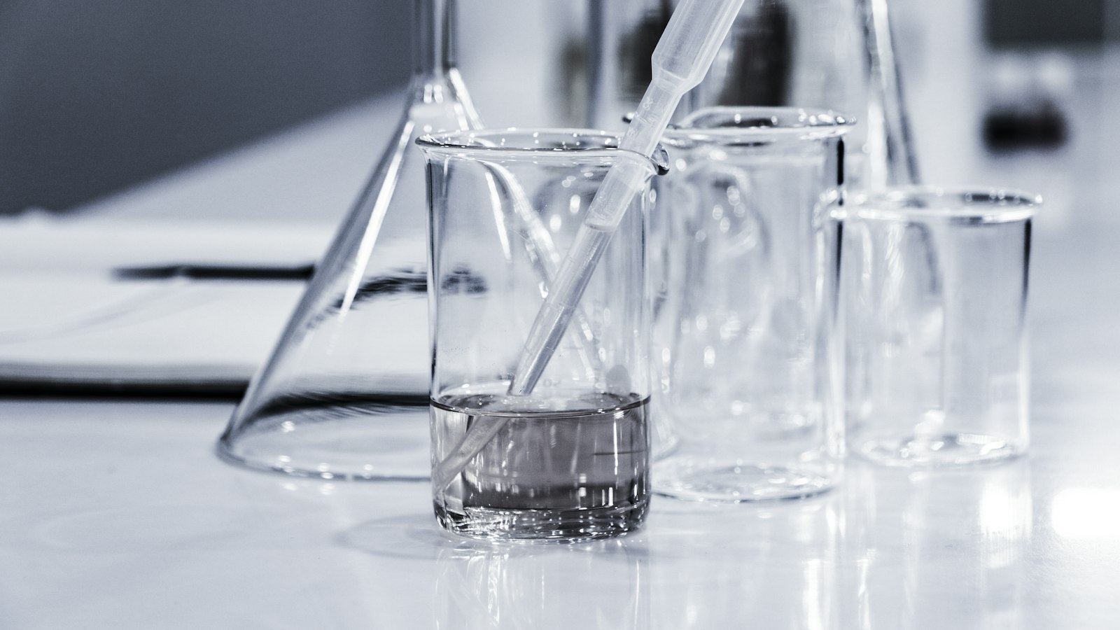 Pipet ve beherlerin durduğu laboratuvar tezgâhı